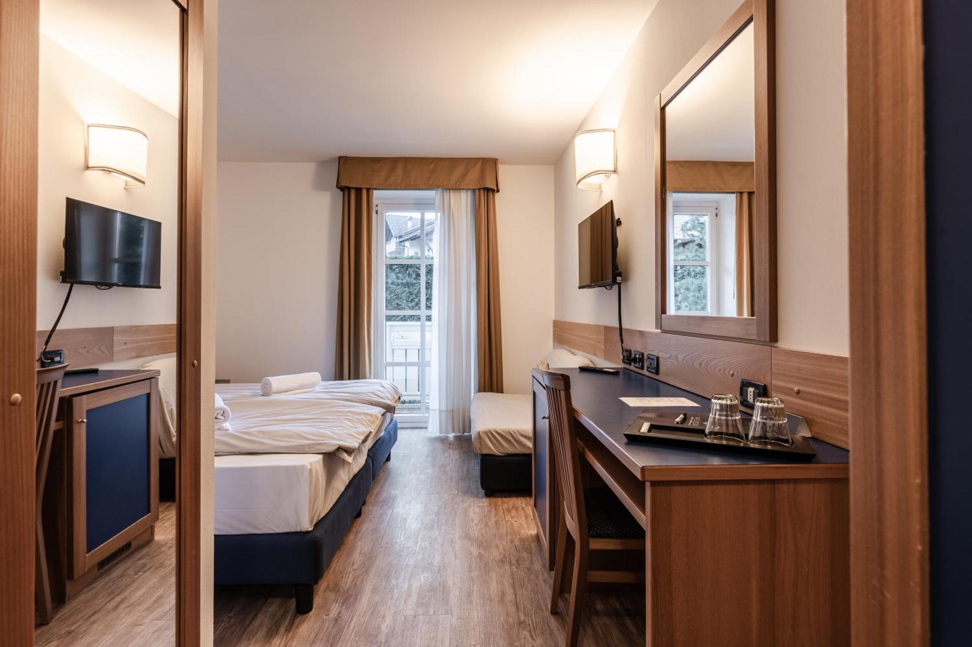Hotel Garni Meledrio Dimaro Exteriör bild